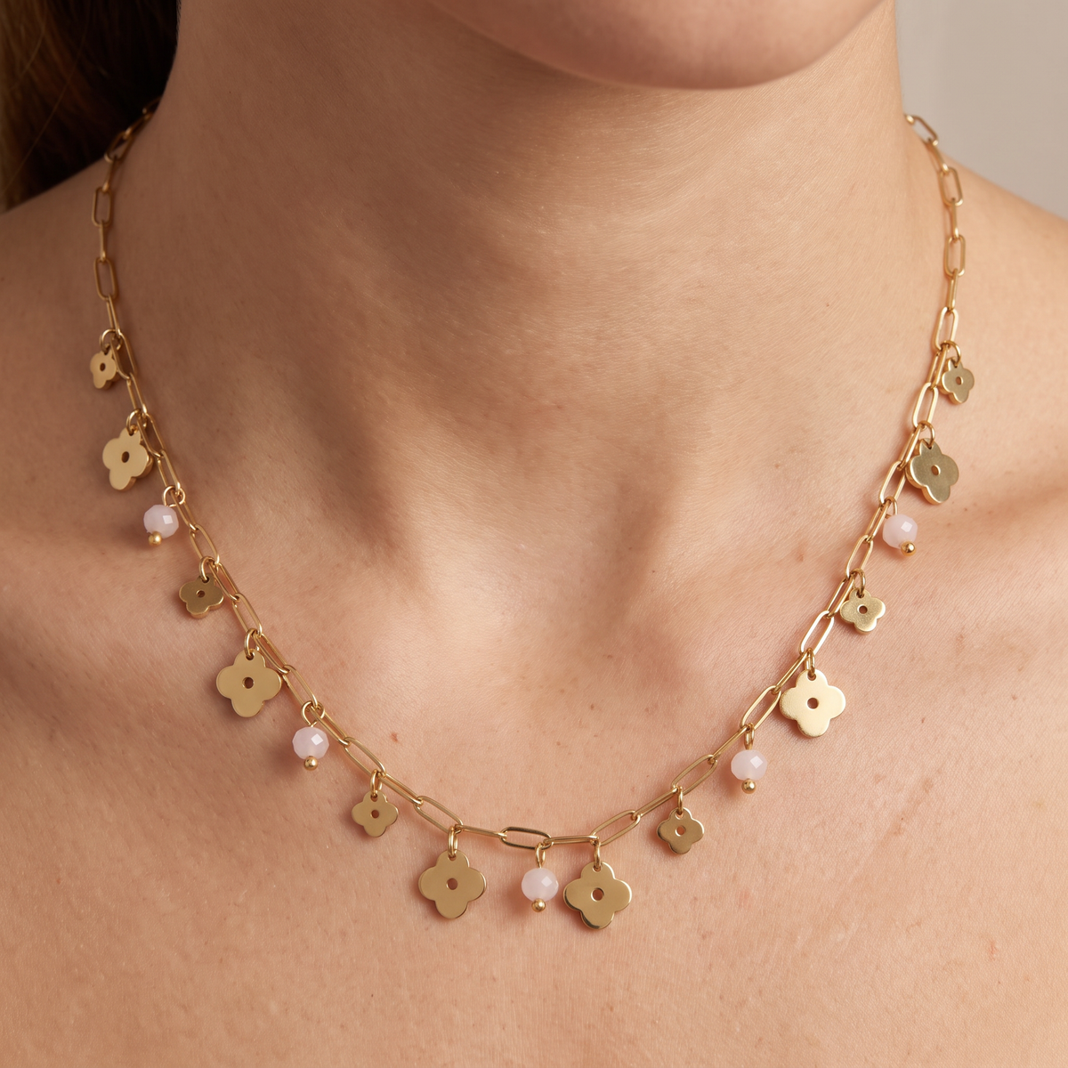Collier trèfle coloré en perles, porté, doré