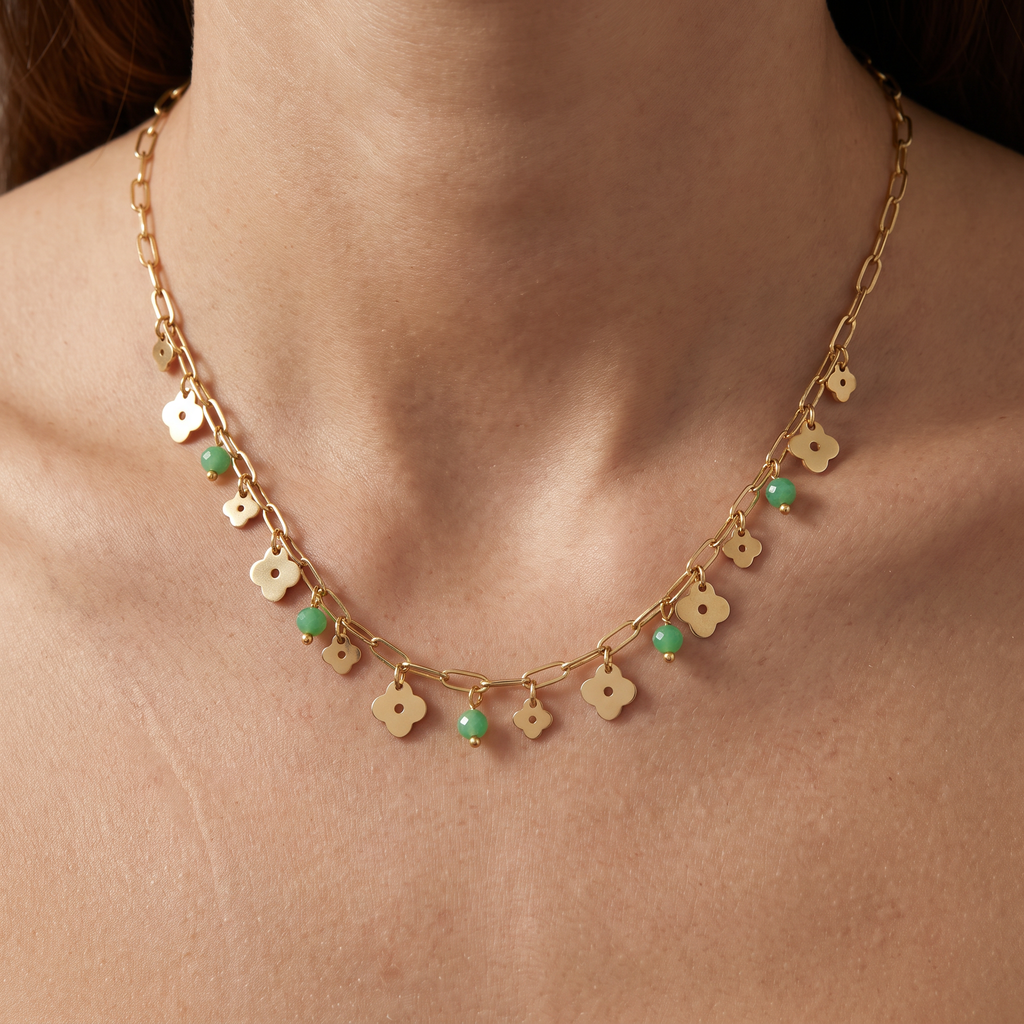 Collier trèfle coloré en perles, porté