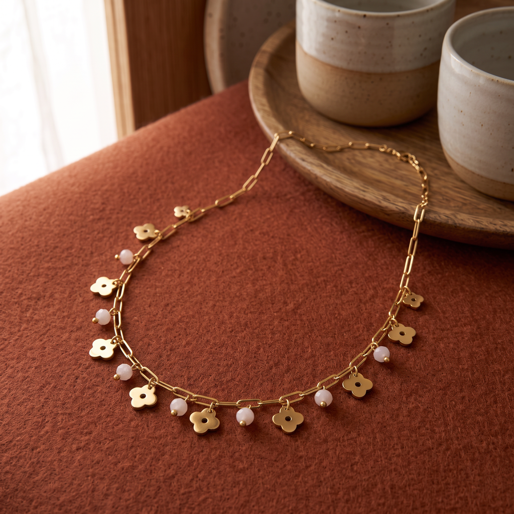 Collier trèfle coloré en perles, porté en tenue, doré
