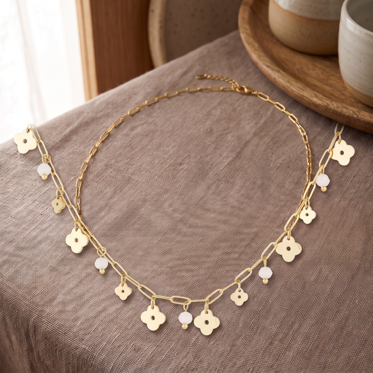 Collier trèfle coloré en perles, porté en tenue, doré
