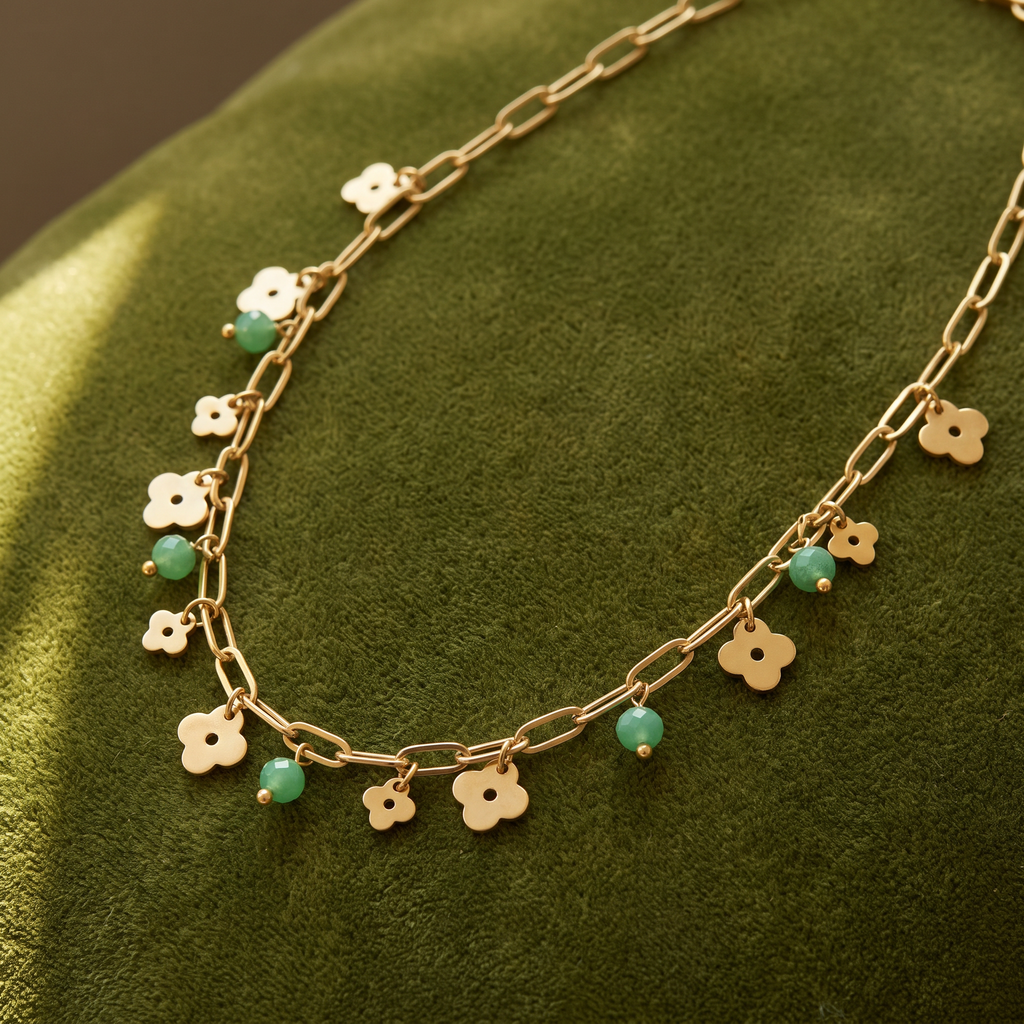Collier trèfle coloré en perles, porté en tenue