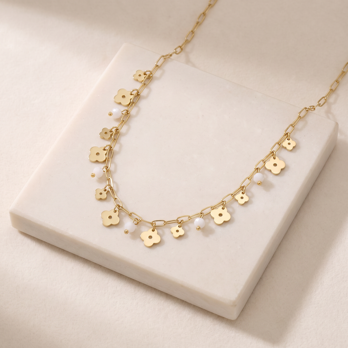 Collier trèfle coloré en perles — Doré