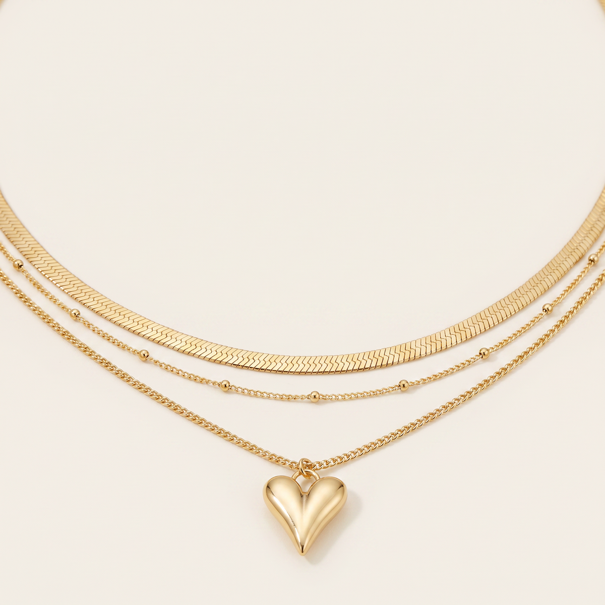 Collier cœur doré triple rang, détail du motif