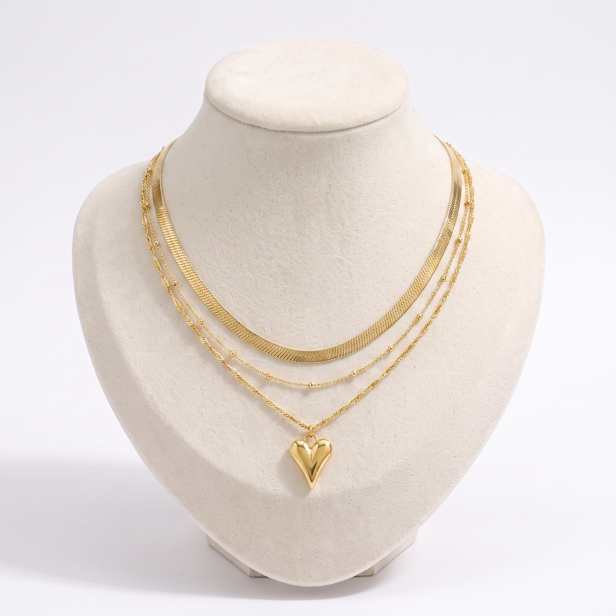 Collier cœur doré triple rang, vue de face