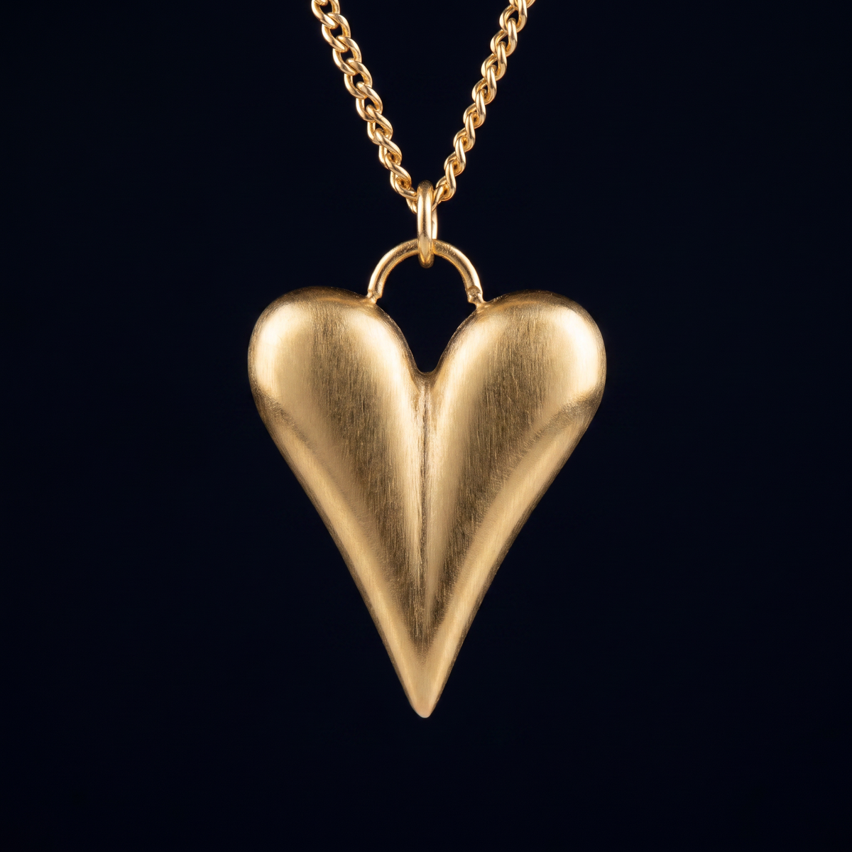 Collier cœur doré triple rang, motif en gros plan