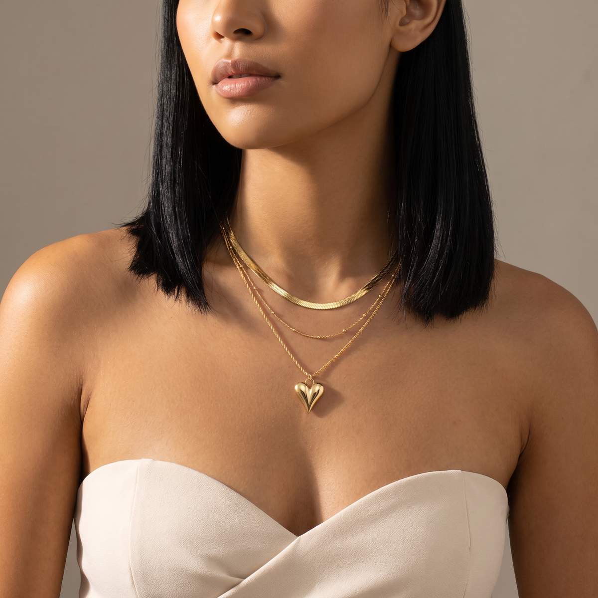 Collier cœur doré triple rang, porté mi-corps