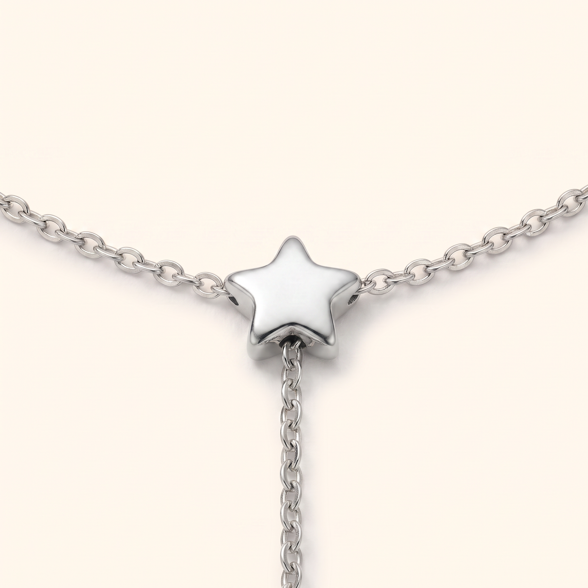 Collier étoile filante en Y sur chaîne, détail du motif, argenté