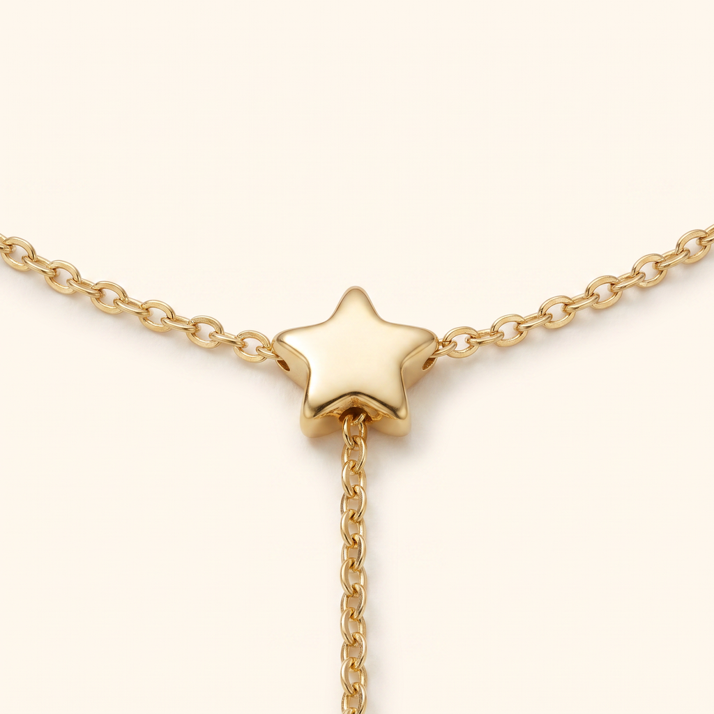 Collier étoile filante en Y sur chaîne, détail du motif, doré