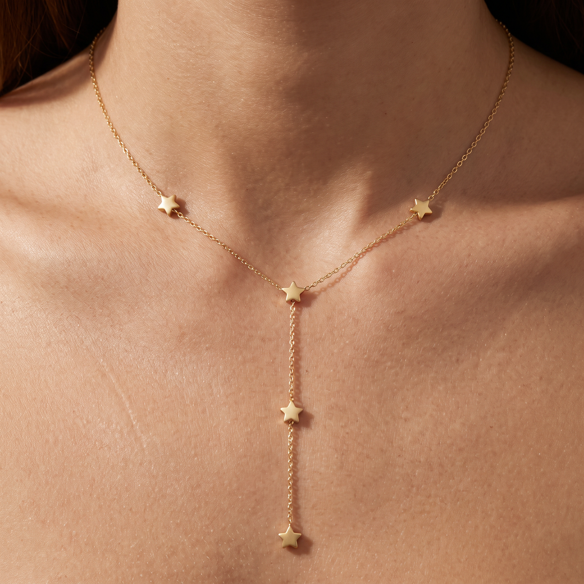 Collier étoile filante en Y sur chaîne, porté, doré