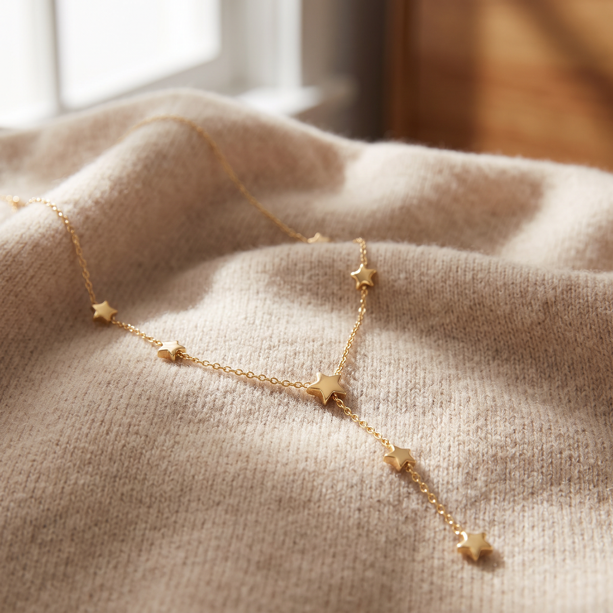 Collier étoile filante en Y sur chaîne, porté en tenue, doré