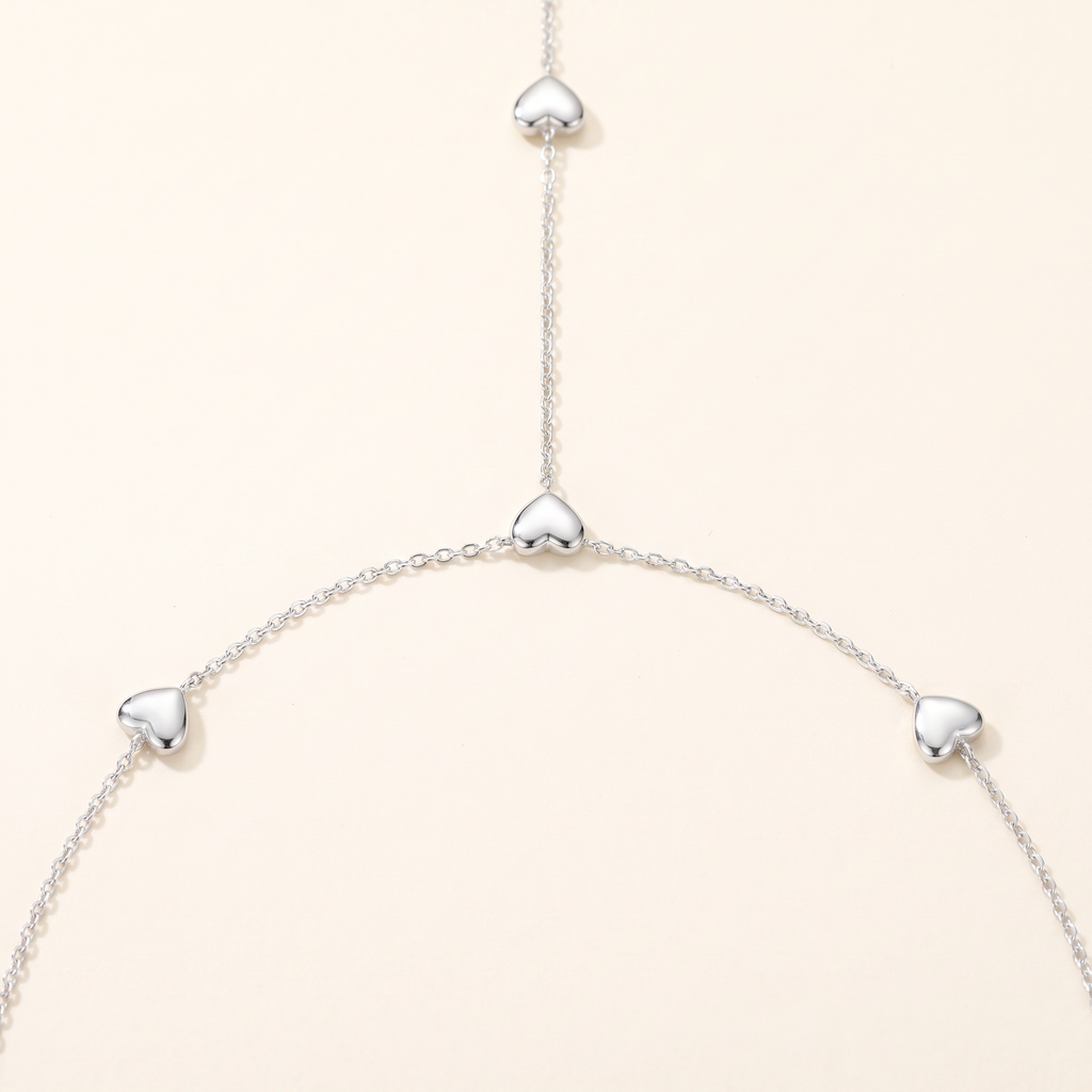 Collier cœur maille fine à motifs multiples, détail du motif, argenté