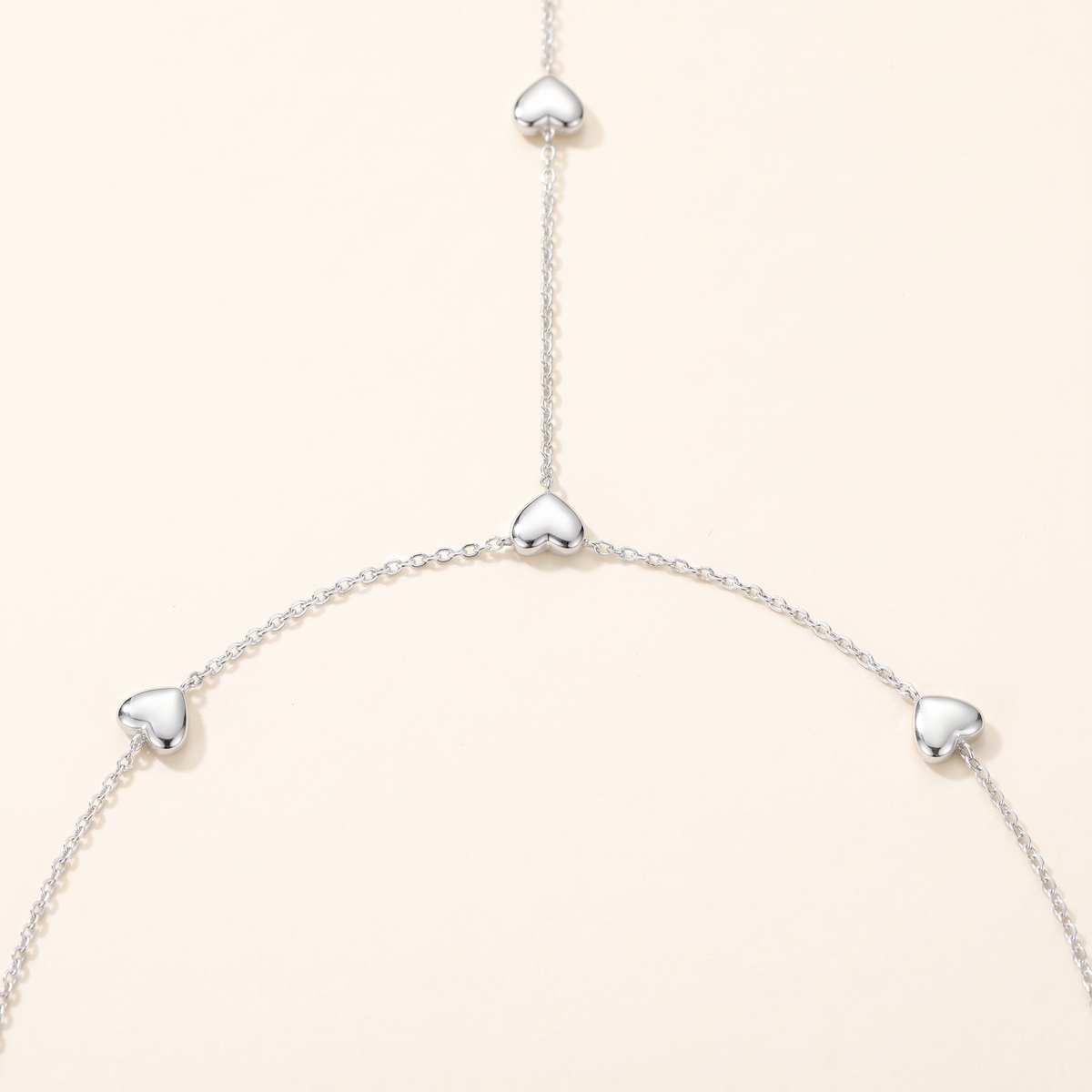 Collier cœur maille fine à motifs multiples, détail du motif, argenté