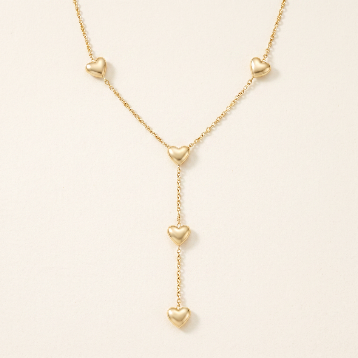 Collier cœur maille fine à motifs multiples, détail du motif, doré