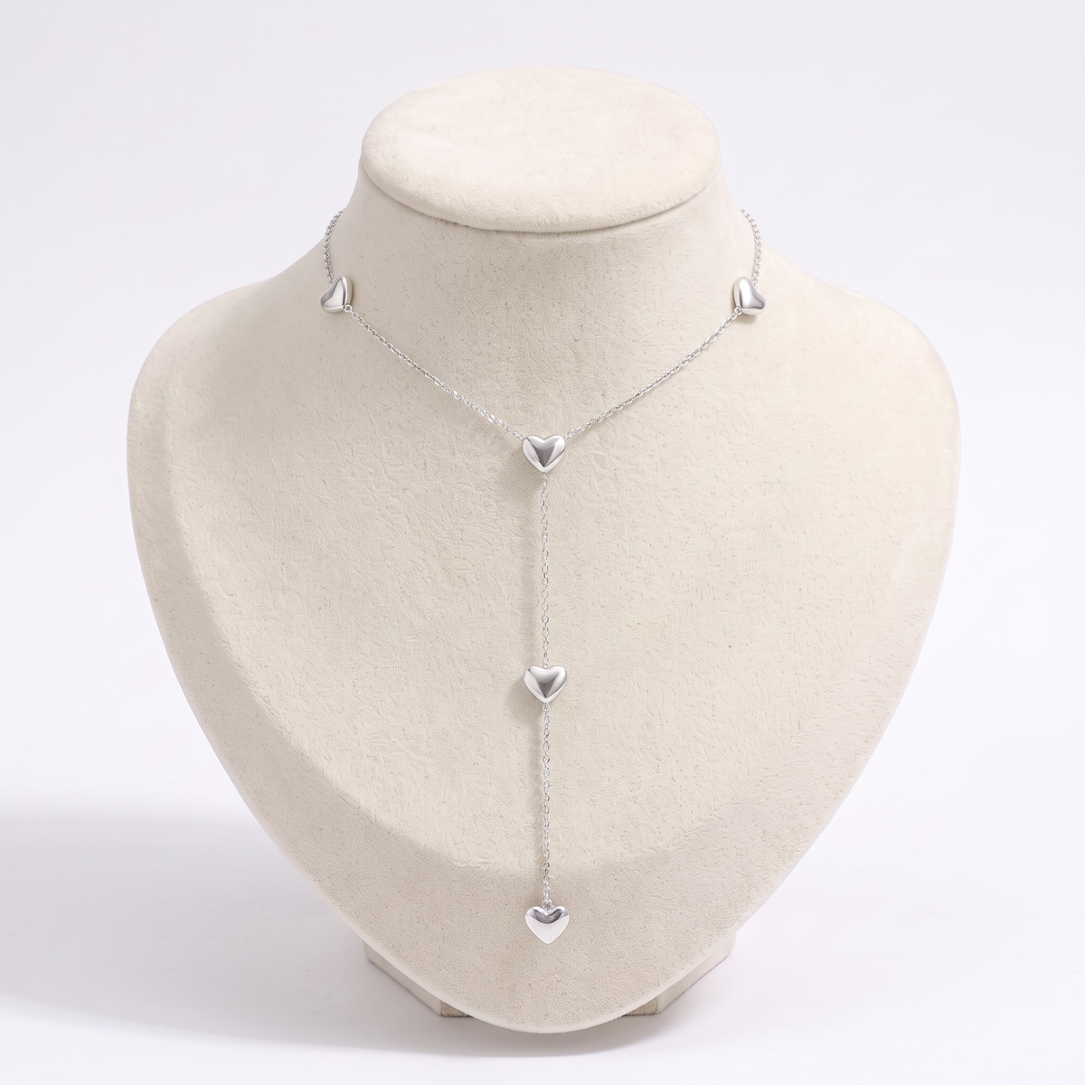 Collier cœur maille fine à motifs multiples, vue de face, argenté
