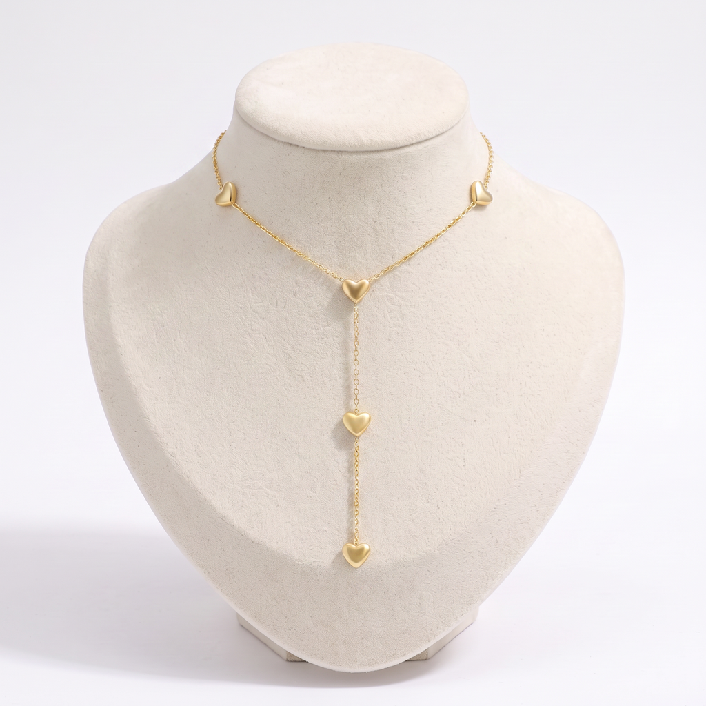 Collier cœur maille fine à motifs multiples, vue de face, doré