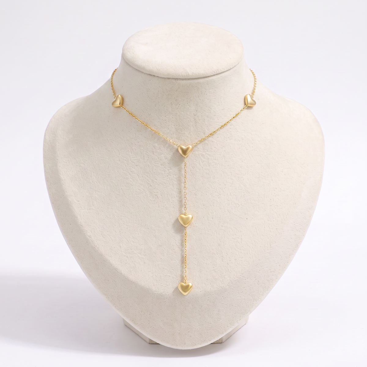 Collier cœur maille fine à motifs multiples, vue de face, doré