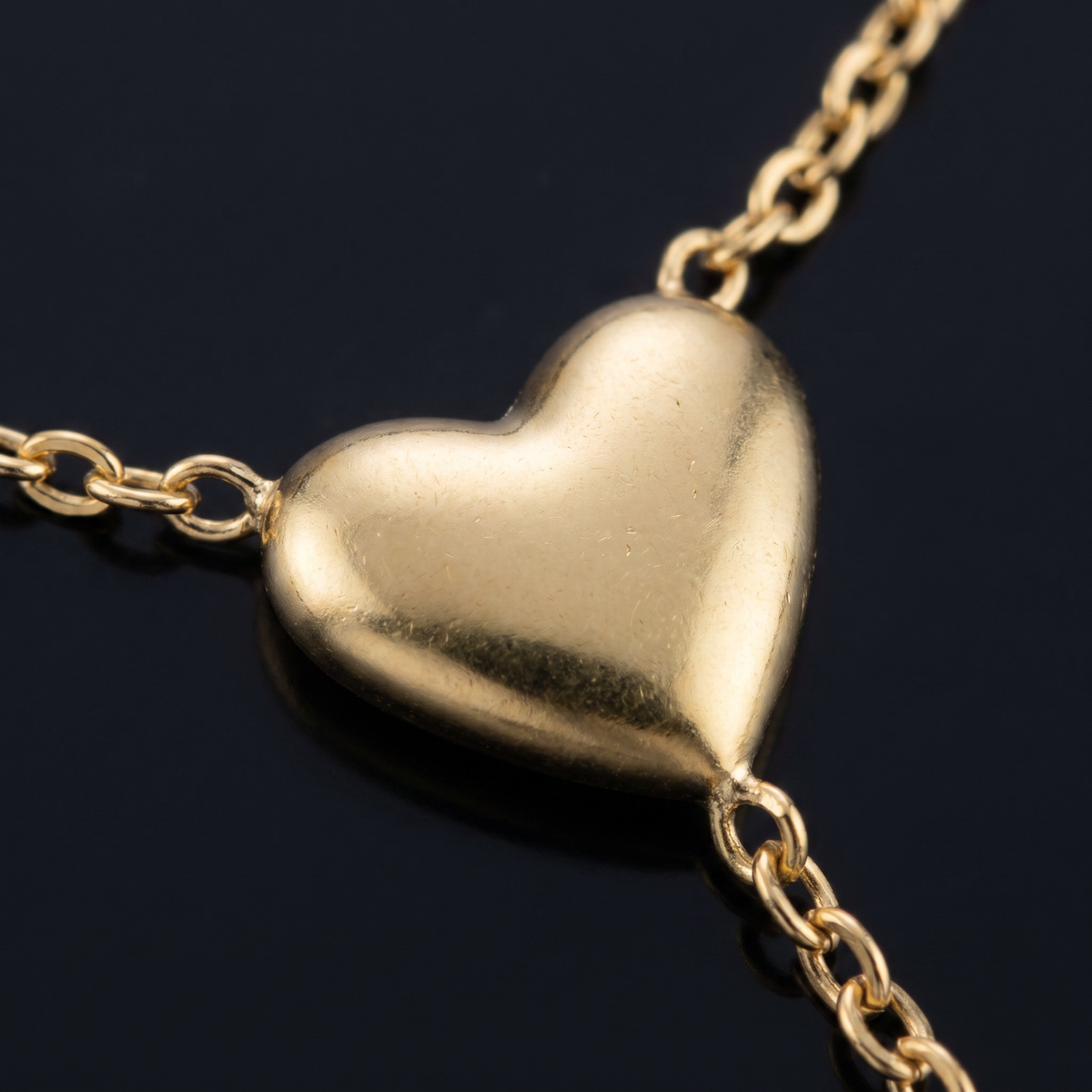 Collier cœur maille fine à motifs multiples, motif en gros plan