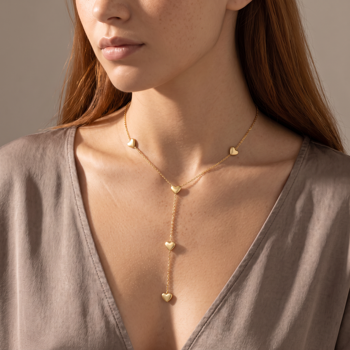 Collier cœur maille fine à motifs multiples, porté mi-corps, doré