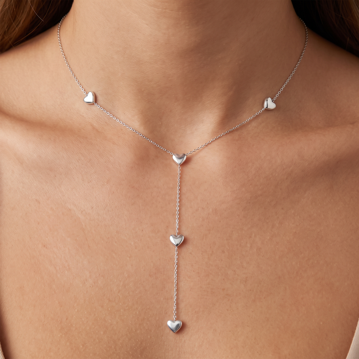 Collier cœur maille fine à motifs multiples, porté, argenté
