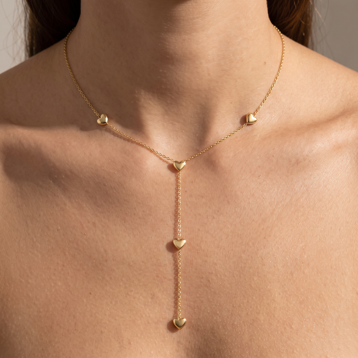 Collier cœur maille fine à motifs multiples, porté, doré