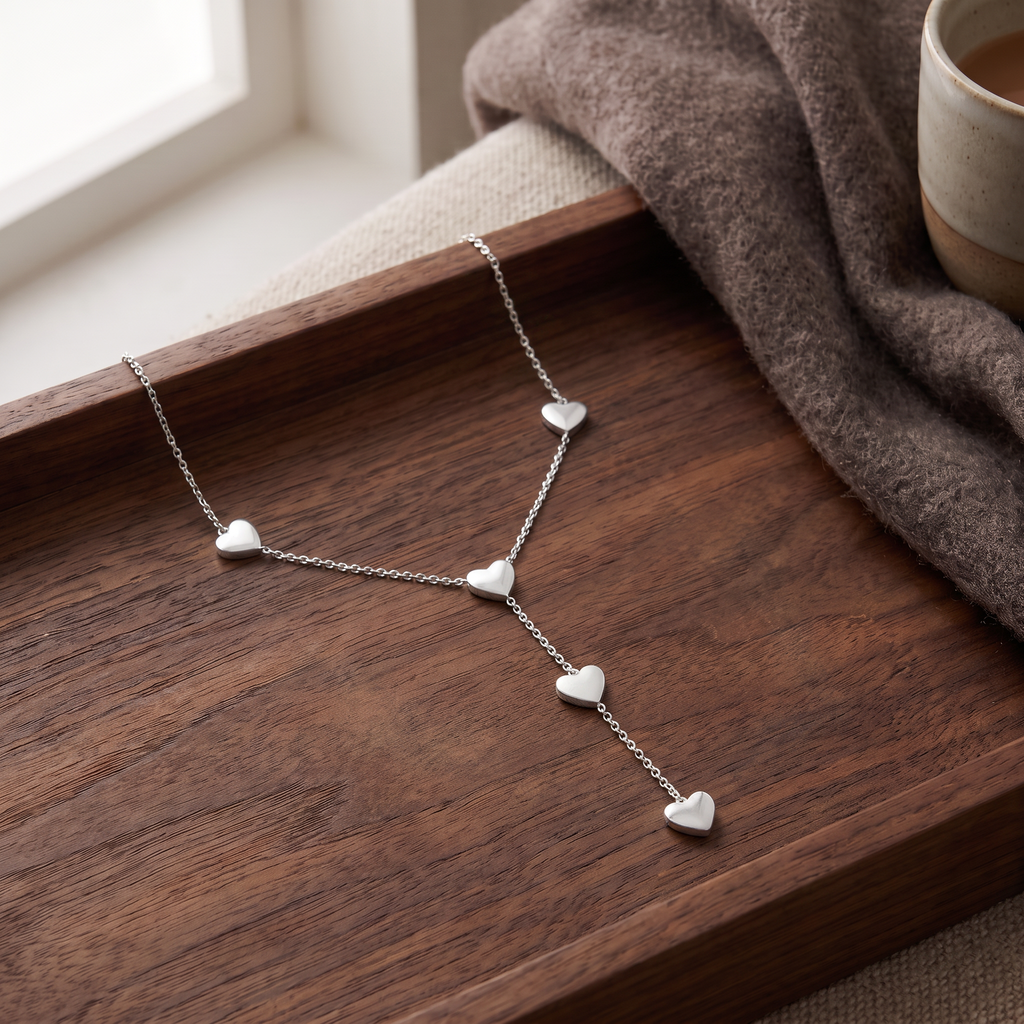 Collier cœur maille fine à motifs multiples, porté en tenue, argenté