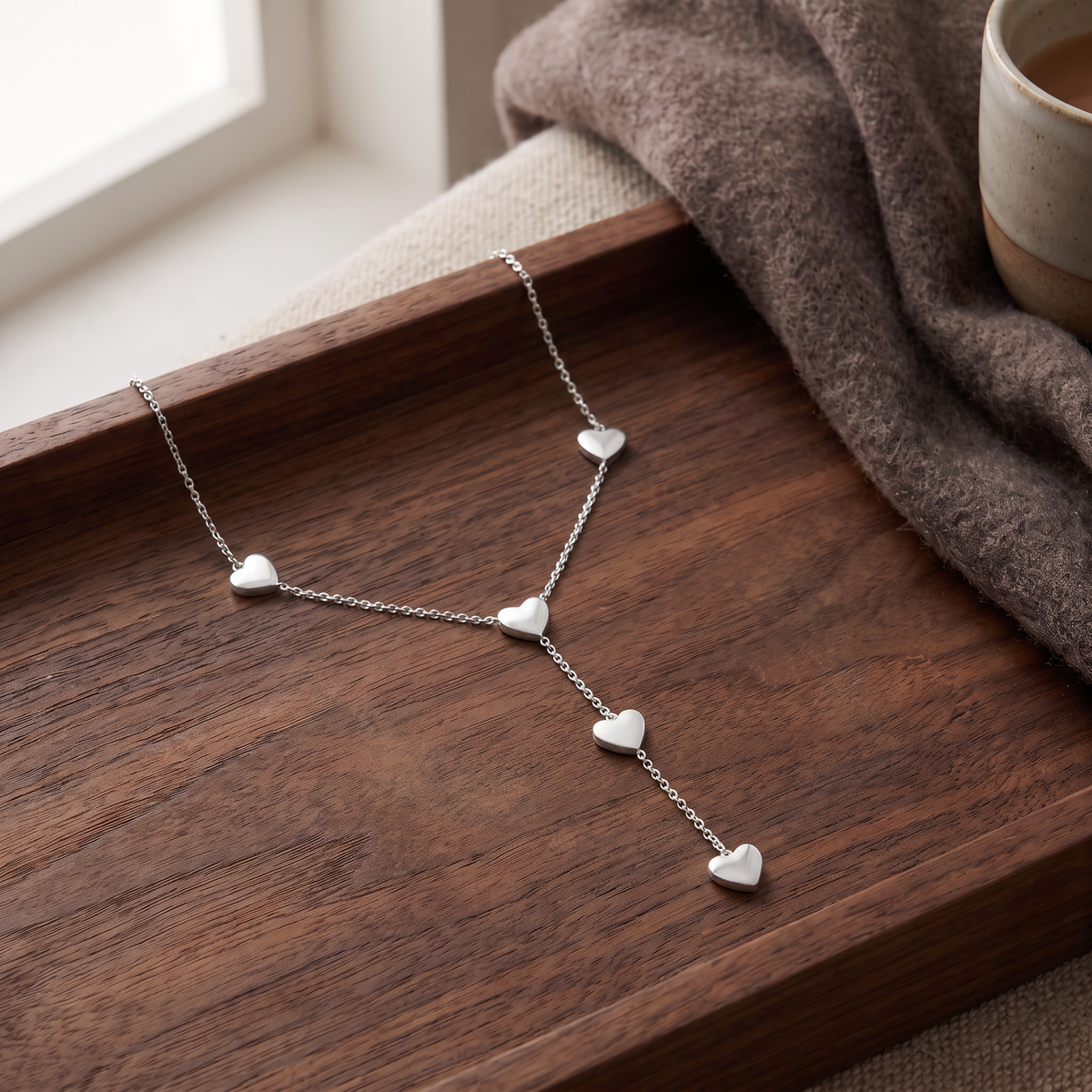 Collier cœur maille fine à motifs multiples, porté en tenue, argenté