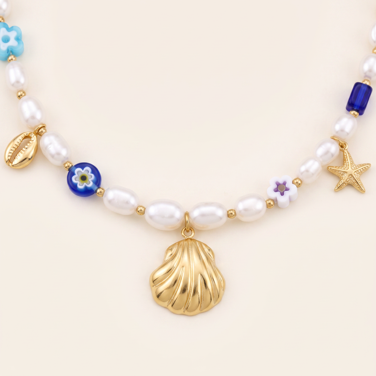 Collier ras de cou coquillage doré à breloques, détail du motif