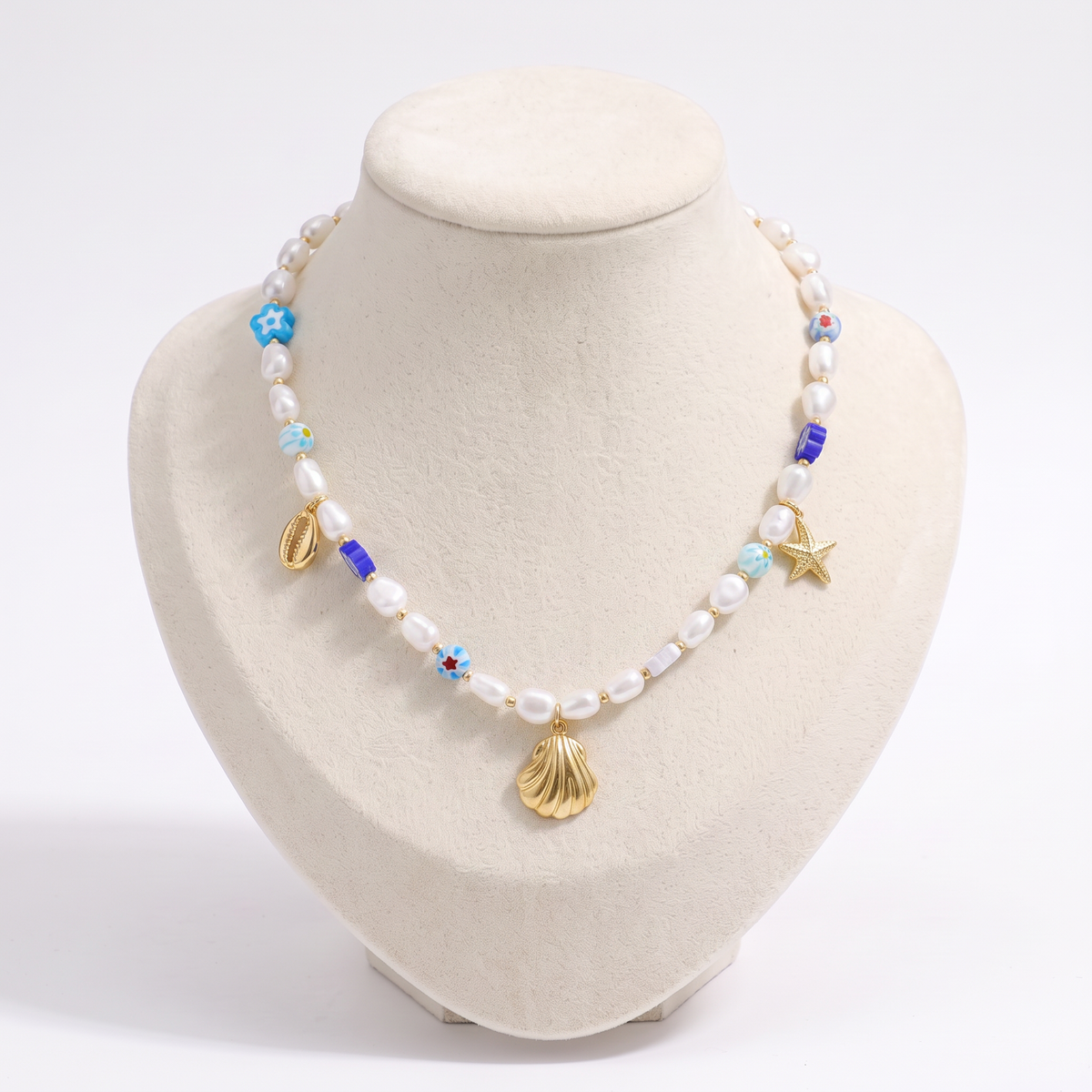 Collier ras de cou coquillage doré à breloques, vue de face