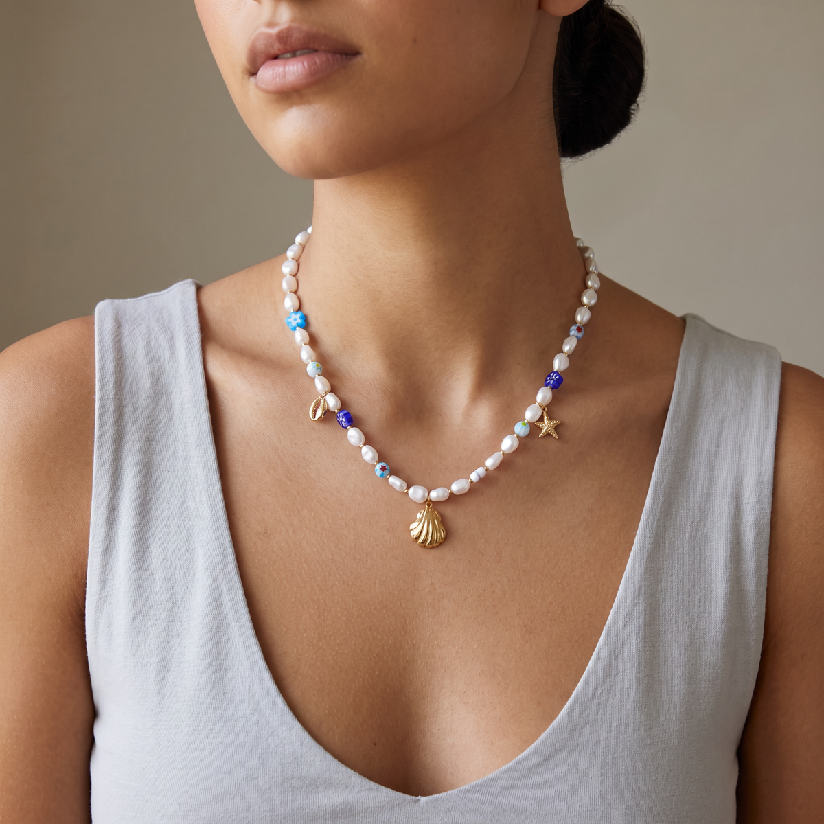 Collier ras de cou coquillage doré à breloques, porté mi-corps