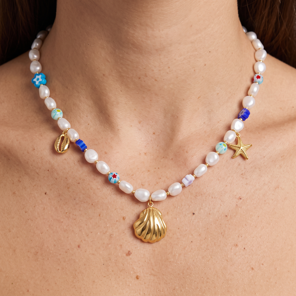 Collier ras de cou coquillage doré à breloques, porté