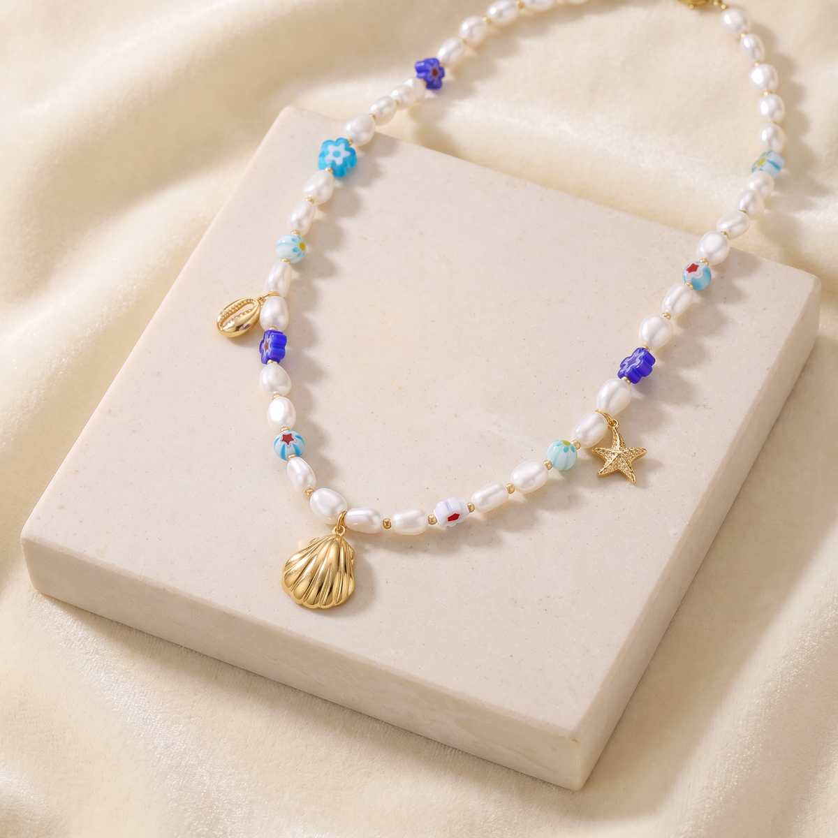 Collier ras de cou coquillage doré à breloques — Doré