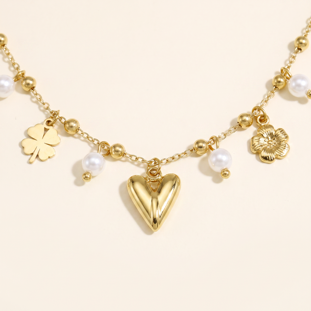 Collier charms cœur et trèfle doré, détail du motif