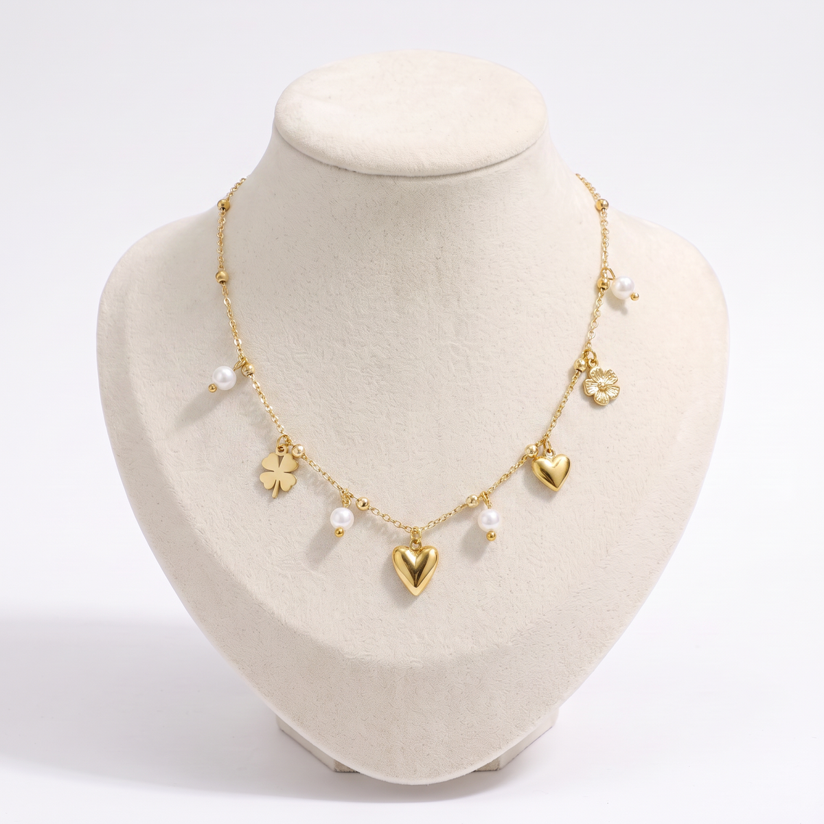 Collier charms cœur et trèfle doré, vue de face