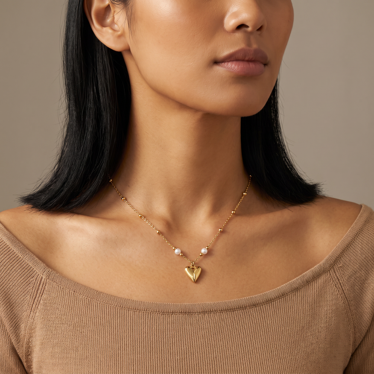 Collier charms cœur et trèfle doré, porté mi-corps