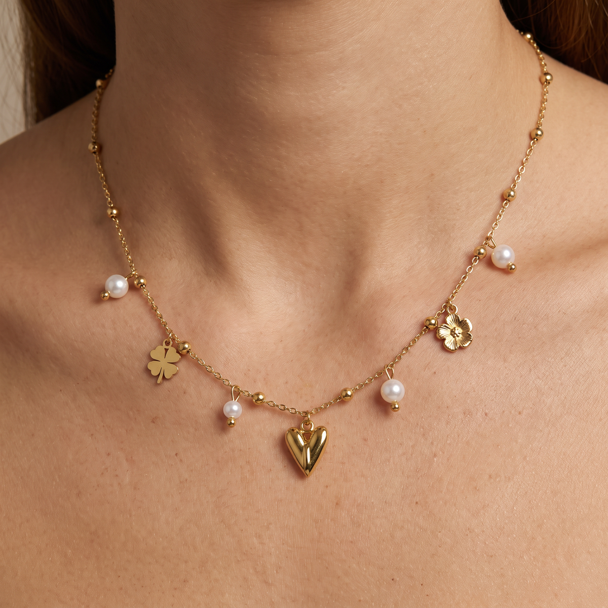 Collier charms cœur et trèfle doré, porté