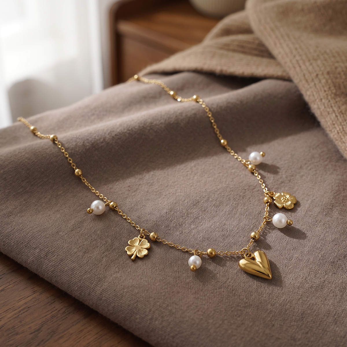 Collier charms cœur et trèfle doré, porté en tenue