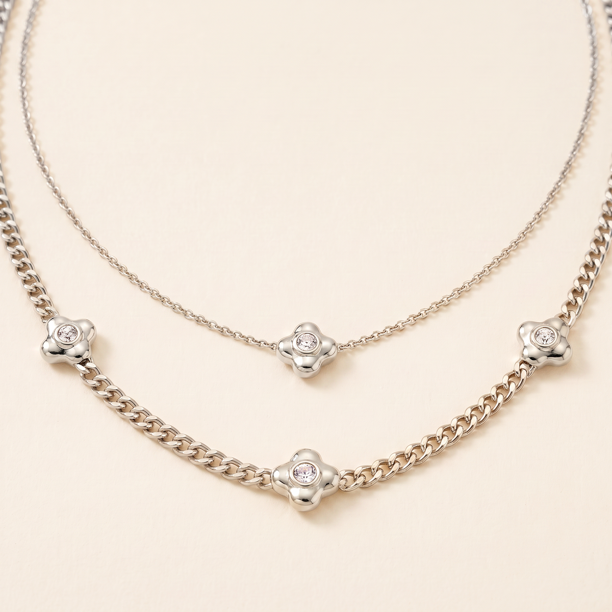 Collier fleur à strass double rang 42,5 cm, détail du motif, argenté