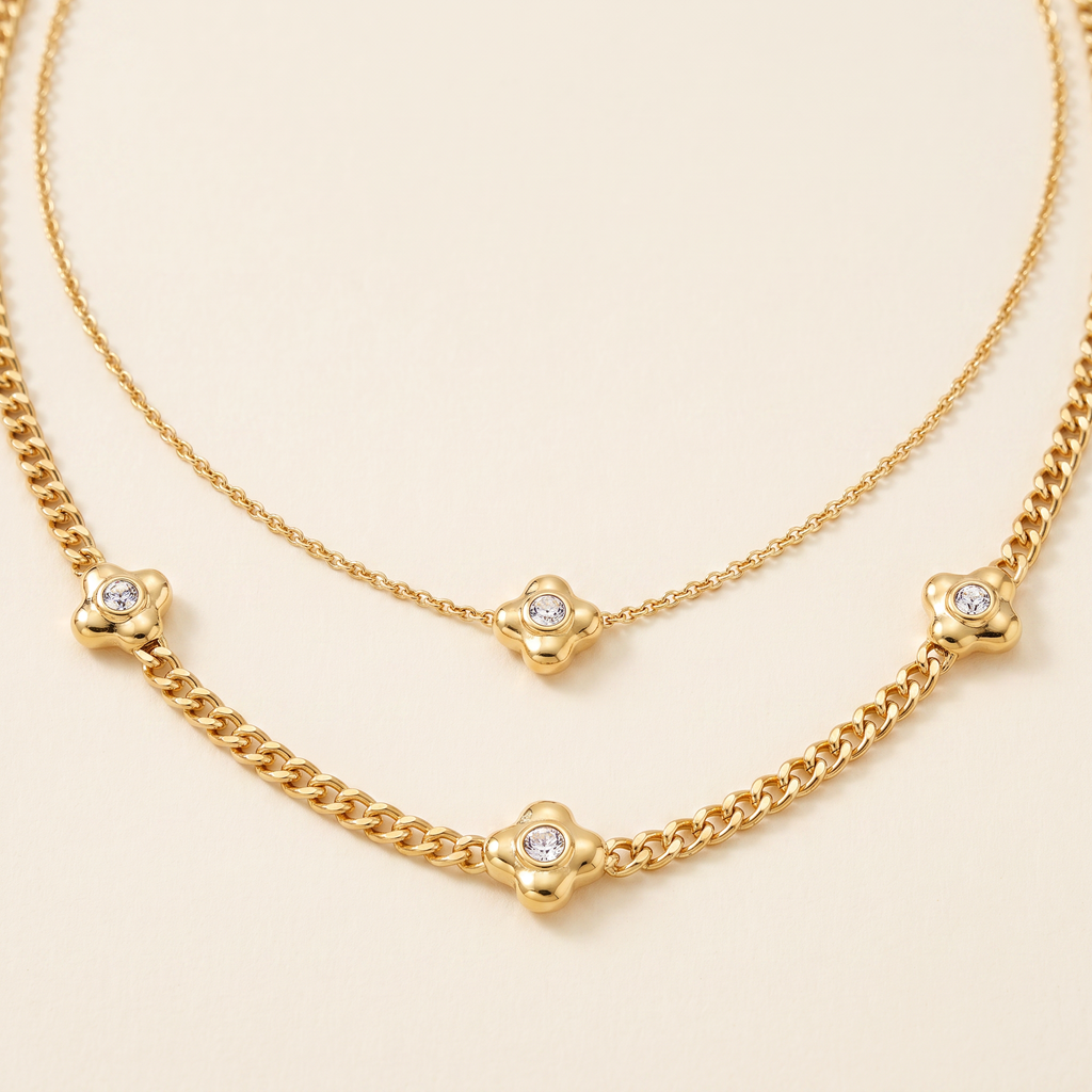 Collier fleur à strass double rang 42,5 cm, détail du motif, doré