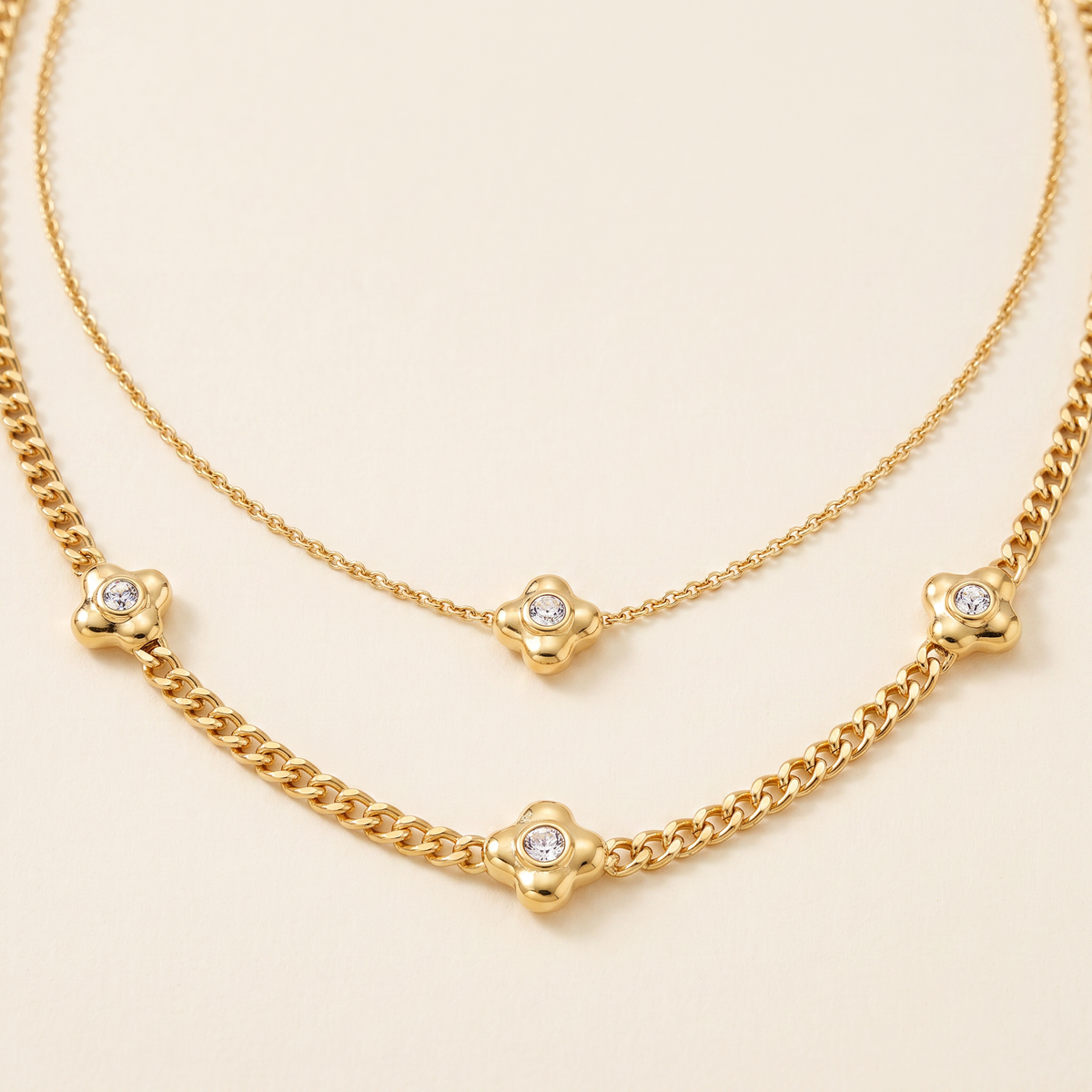 Collier fleur à strass double rang 42,5 cm, détail du motif, doré