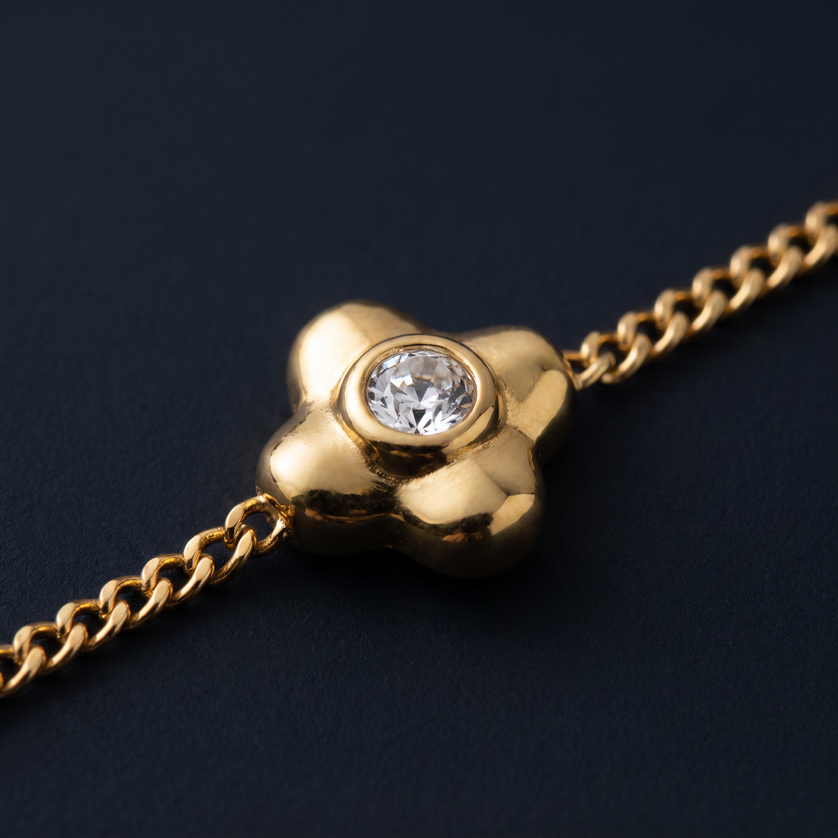 Collier fleur à strass double rang 42,5 cm, motif en gros plan
