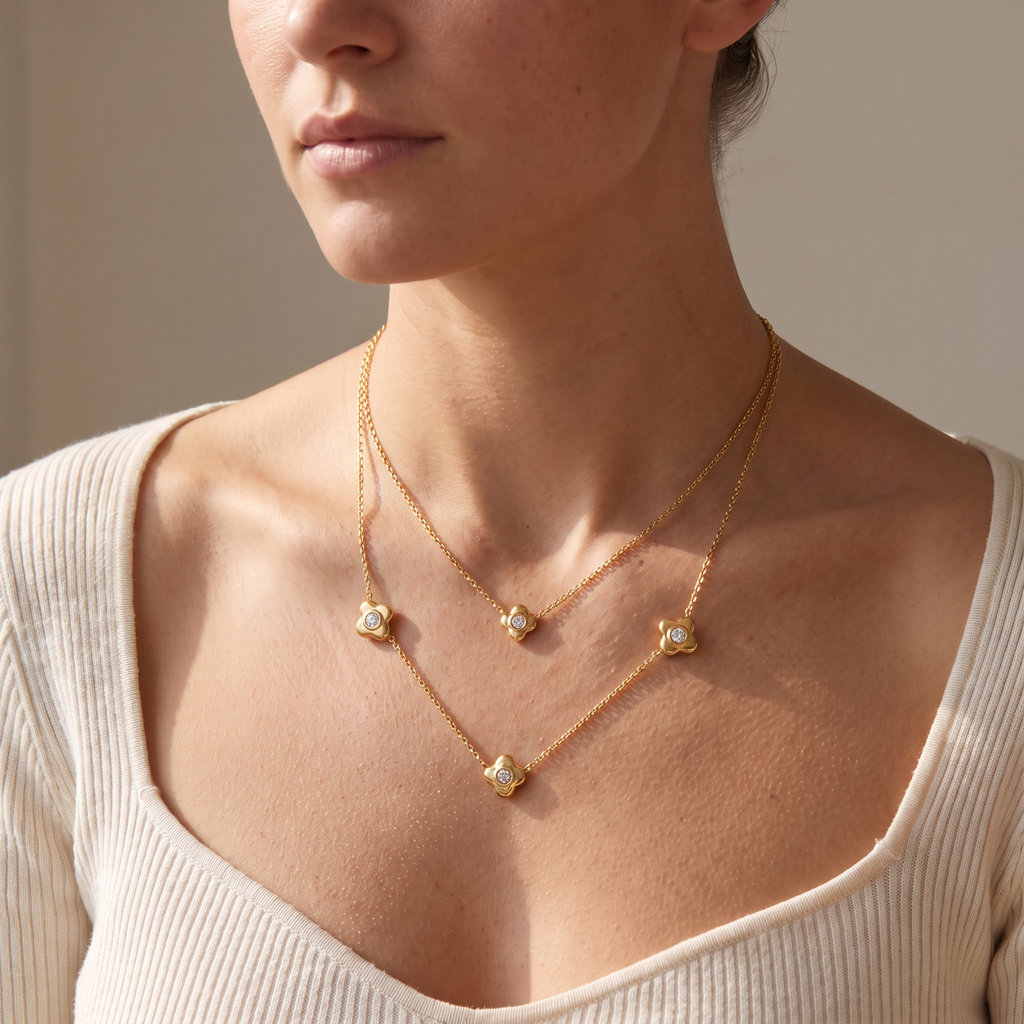 Collier fleur à strass double rang 42,5 cm, porté mi-corps, doré