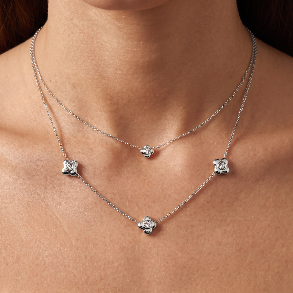 Collier fleur à strass double rang 42,5 cm, porté, argenté