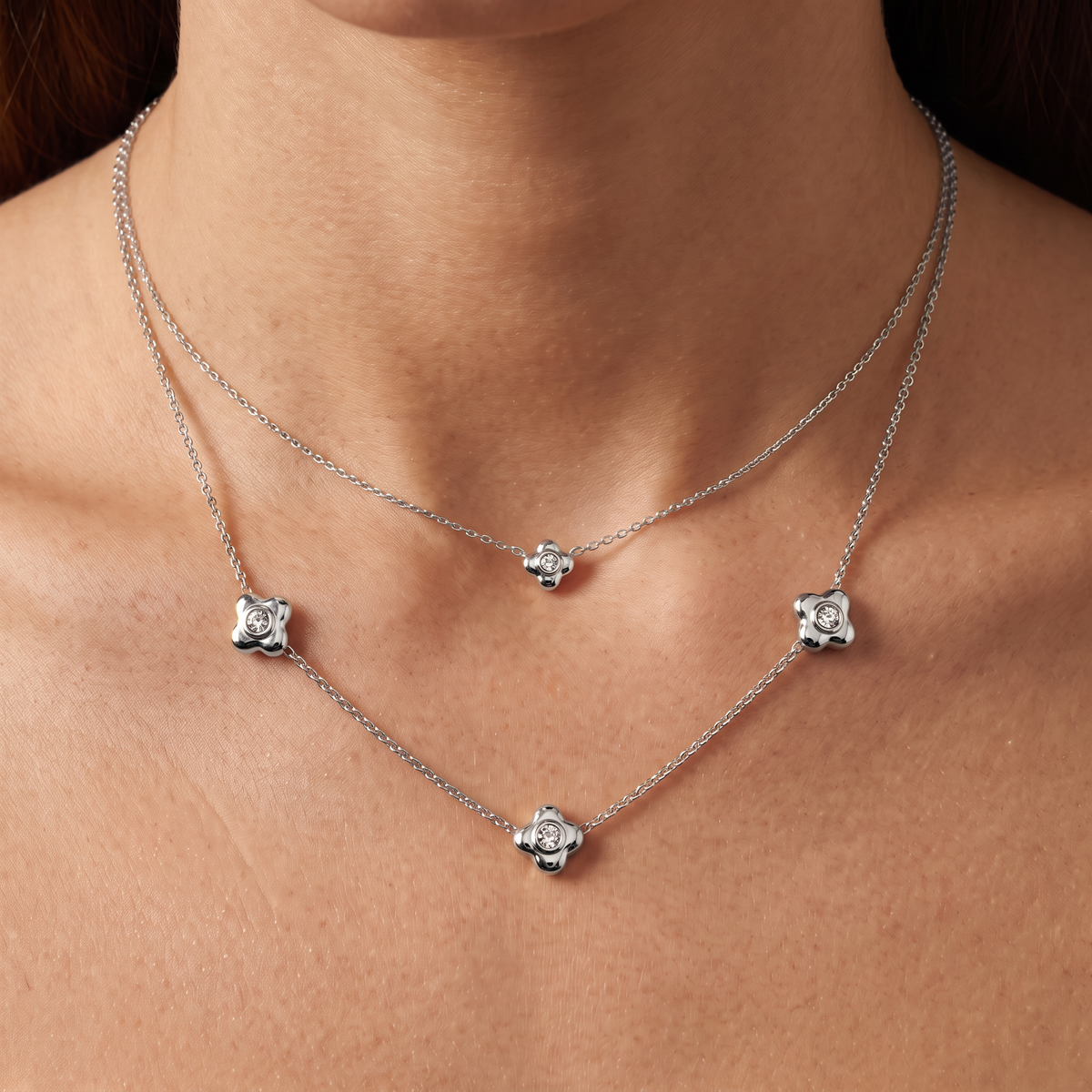 Collier fleur à strass double rang 42,5 cm, porté, argenté