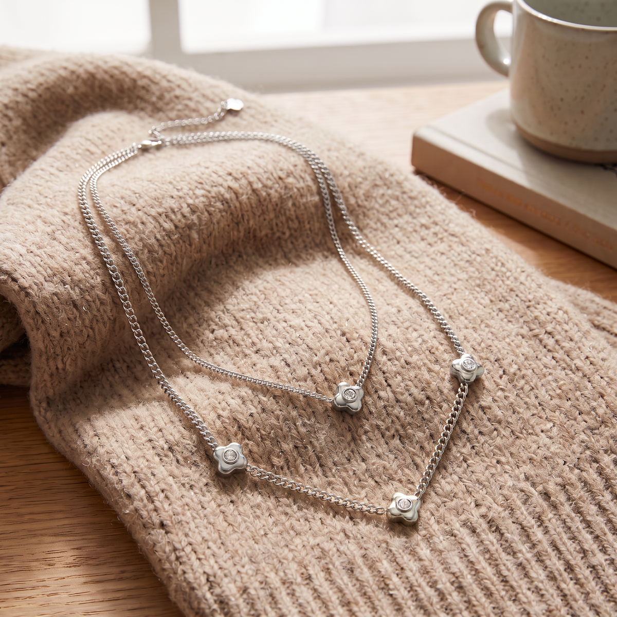 Collier fleur à strass double rang 42,5 cm, porté en tenue, argenté