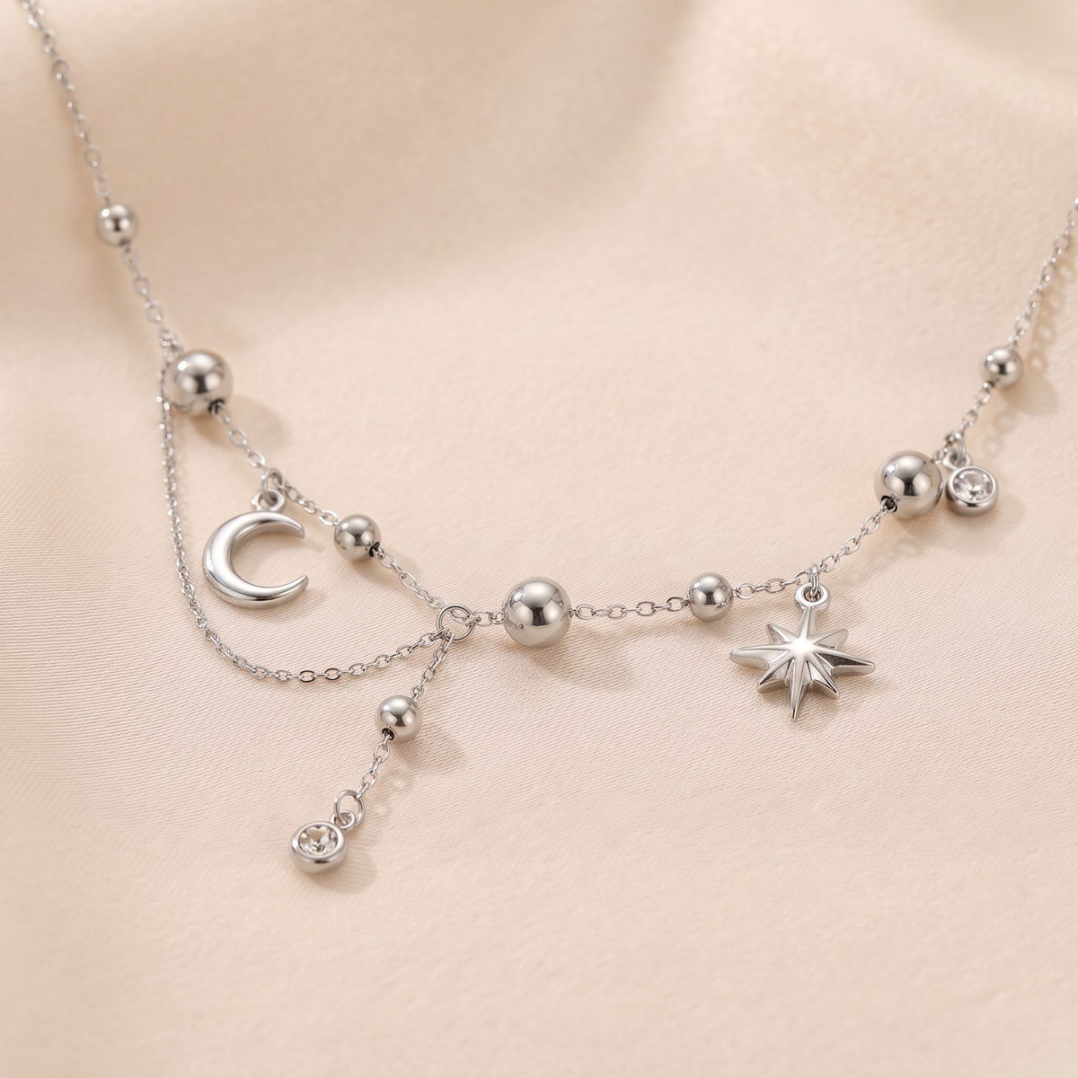 Collier étoile et lune à strass, détail du motif, argenté