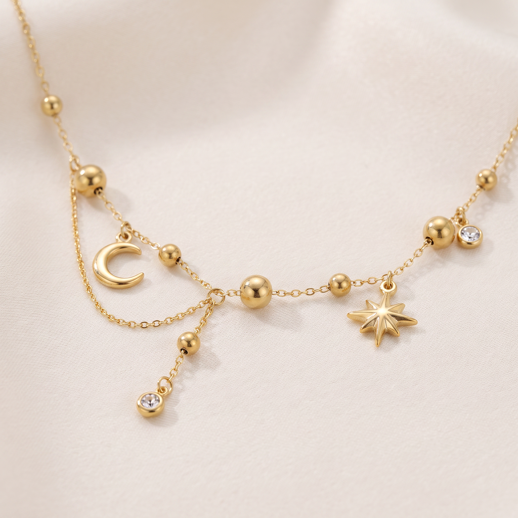 Collier étoile et lune à strass, détail du motif, doré