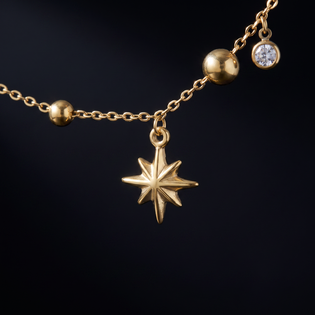 Collier étoile et lune à strass, motif en gros plan