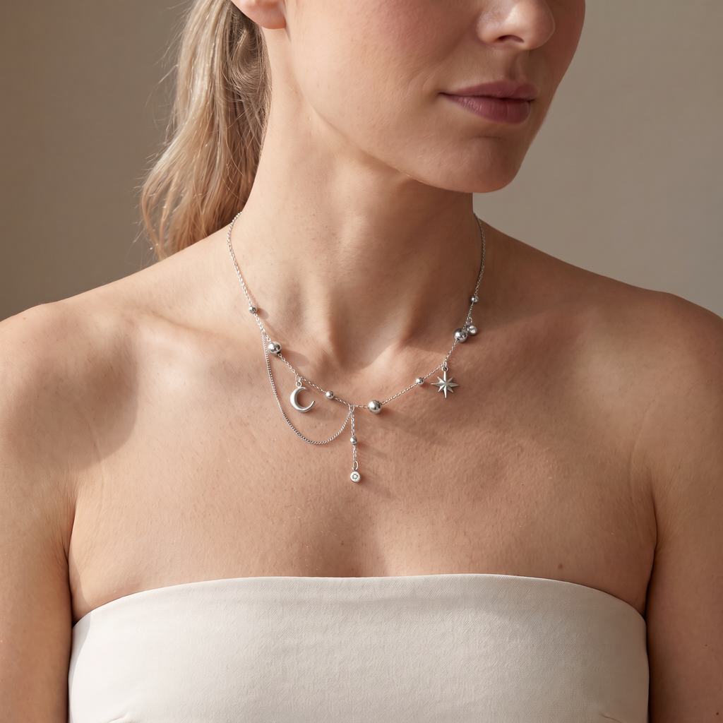 Collier étoile et lune à strass, porté mi-corps, argenté
