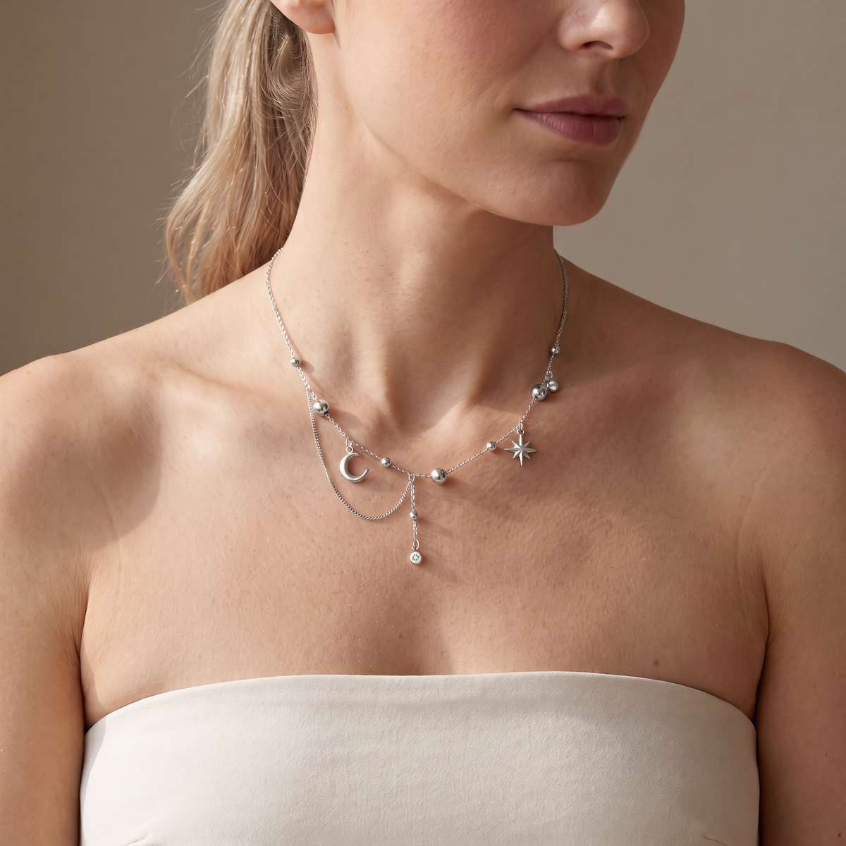 Collier étoile et lune à strass, porté mi-corps, argenté