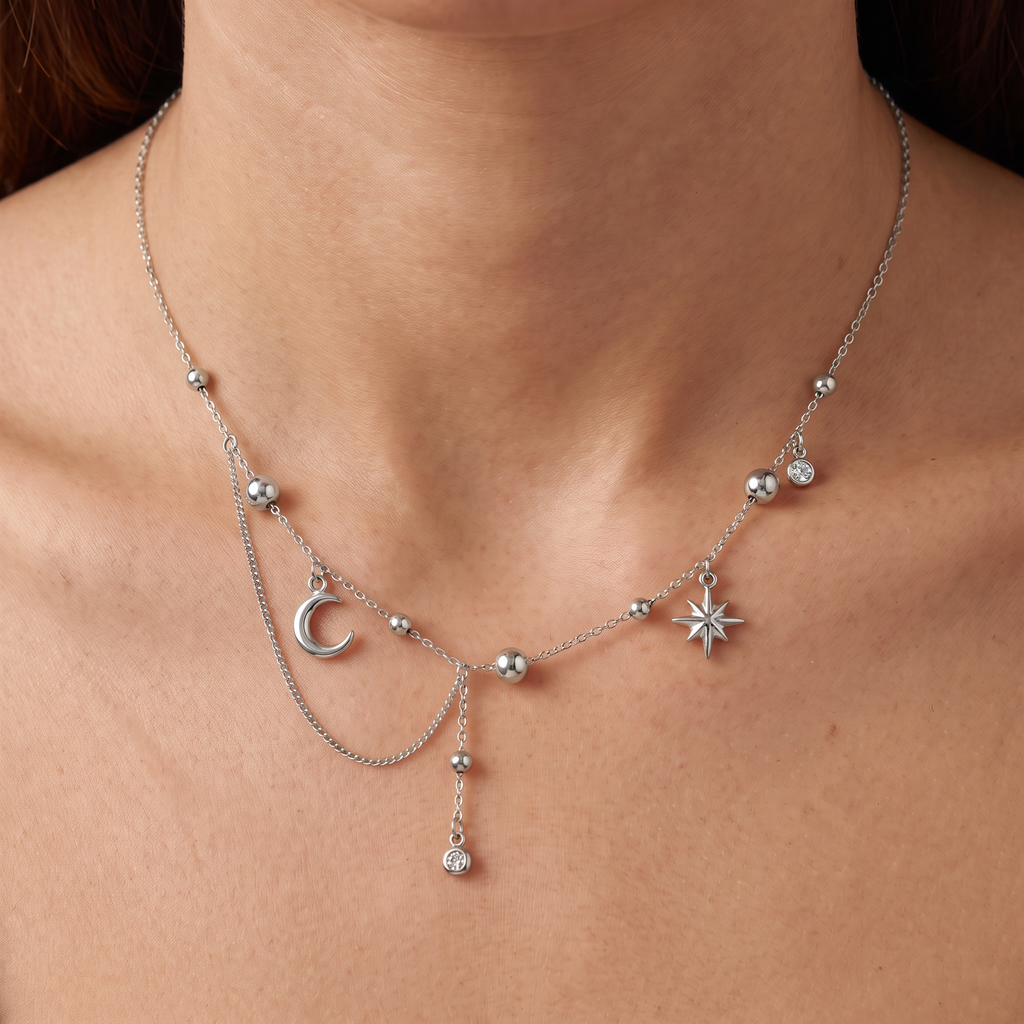 Collier étoile et lune à strass, porté, argenté